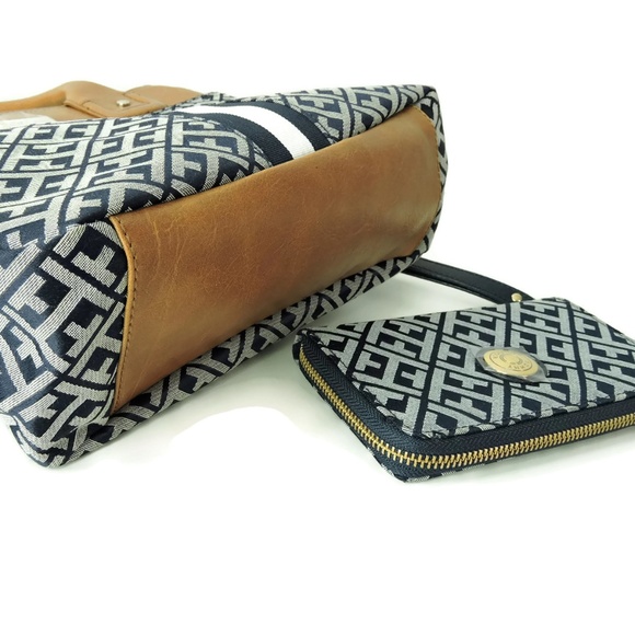 TOMMY HILFIGER Monogram Handbag with wrist-let - Picture 6 of 8